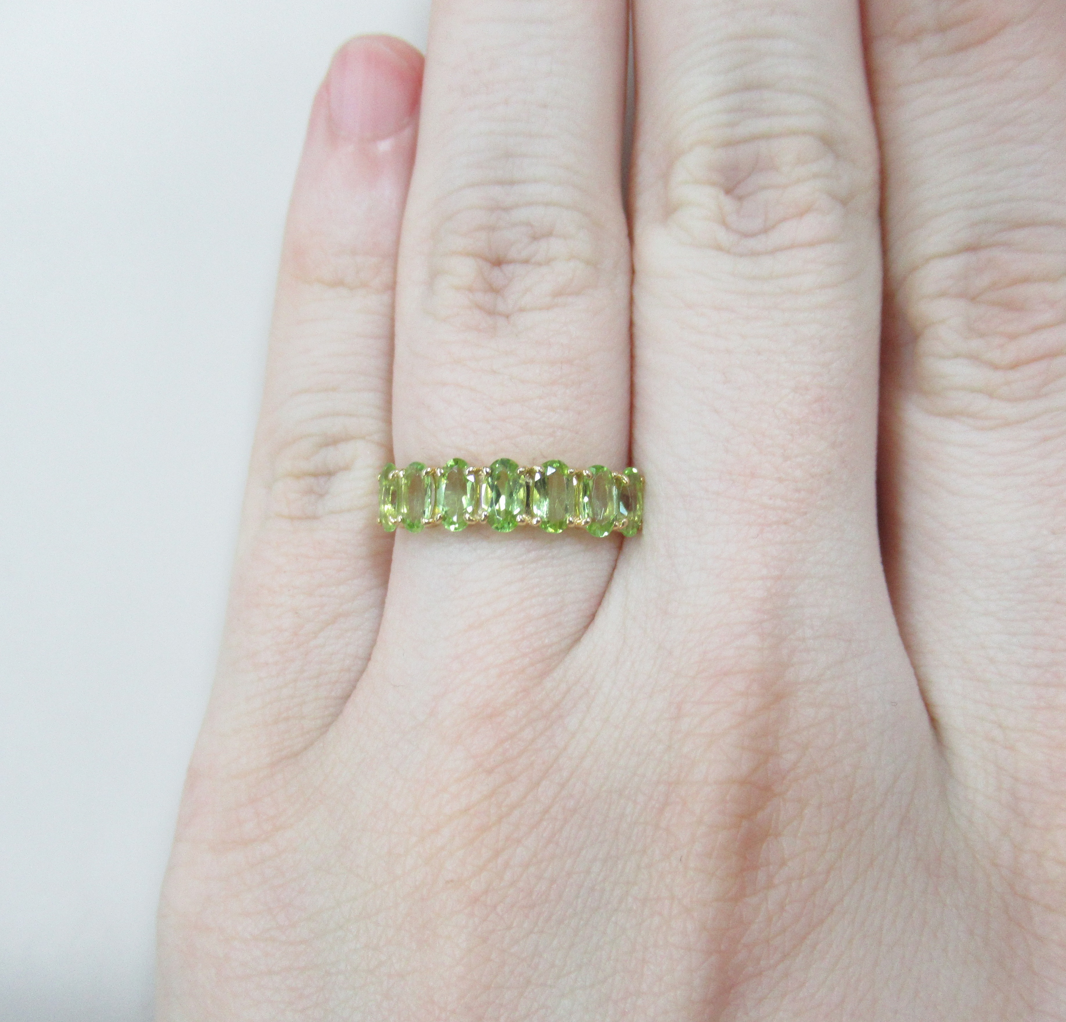 Серебряное кольцо с хризолитами